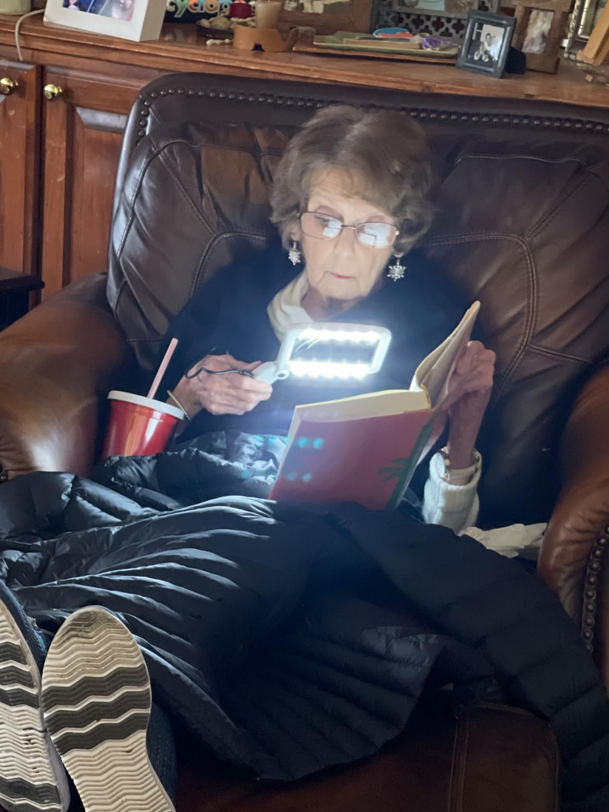LupaKomfort LED używana do czytania drobnego druku